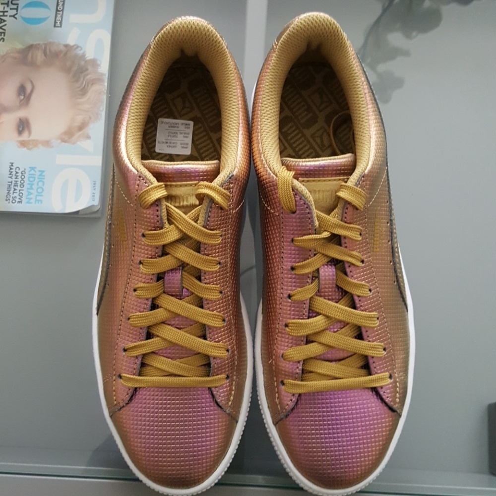 NWOB Women's Puma Basket Holographic 8.5